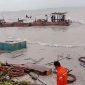 Tongkang Pengangkut Solar Kandas di Pantai Desa Laboh (Foto : Zonamu/Ist)
