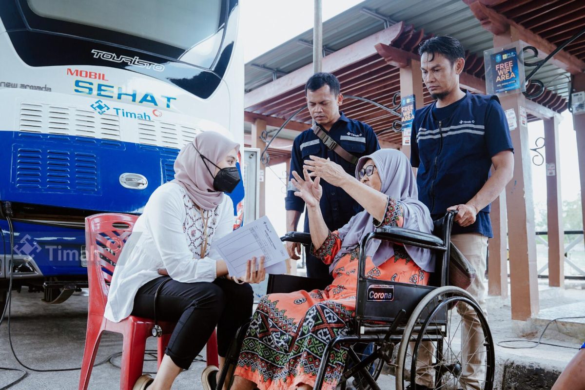 Masyarakat saat mendatangi mobil sehat PT Timah untuk melakukan perobatan | Foto: Zonamu/Humas PT Timah