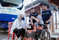 Masyarakat saat mendatangi mobil sehat PT Timah untuk melakukan perobatan | Foto: Zonamu/Humas PT Timah