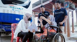 Masyarakat saat mendatangi mobil sehat PT Timah untuk melakukan perobatan | Foto: Zonamu/Humas PT Timah