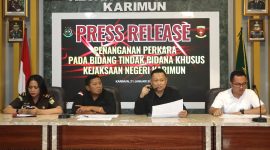 Kejaksaan Negeri Karimun saat menggelar konferensi pers terkait kasus dugaan korupsi pembangunan Dermaga Islamic Center Kundur | Foto: Nichita
