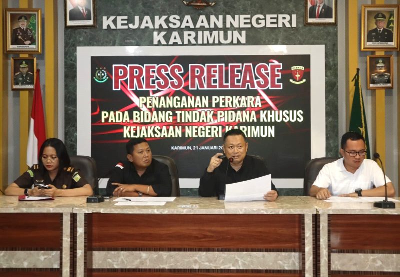 Kejaksaan Negeri Karimun saat menggelar konferensi pers terkait kasus dugaan korupsi pembangunan Dermaga Islamic Center Kundur | Foto: Nichita
