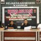 Kejaksaan Negeri Karimun saat menggelar konferensi pers terkait kasus dugaan korupsi pembangunan Dermaga Islamic Center Kundur | Foto: Nichita