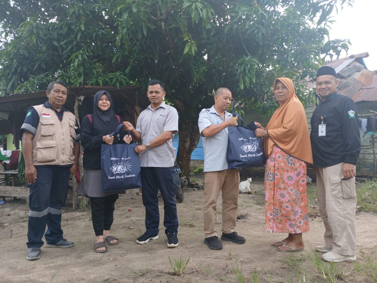 PT Timah Serahkan Paket Sembako kepada korban banjir di Desa Belo Laut | Foto: Zonamu/Humas PT Timah