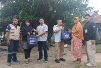PT Timah Serahkan Paket Sembako kepada korban banjir di Desa Belo Laut | Foto: Zonamu/Humas PT Timah
