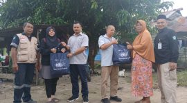 PT Timah Serahkan Paket Sembako kepada korban banjir di Desa Belo Laut | Foto: Zonamu/Humas PT Timah
