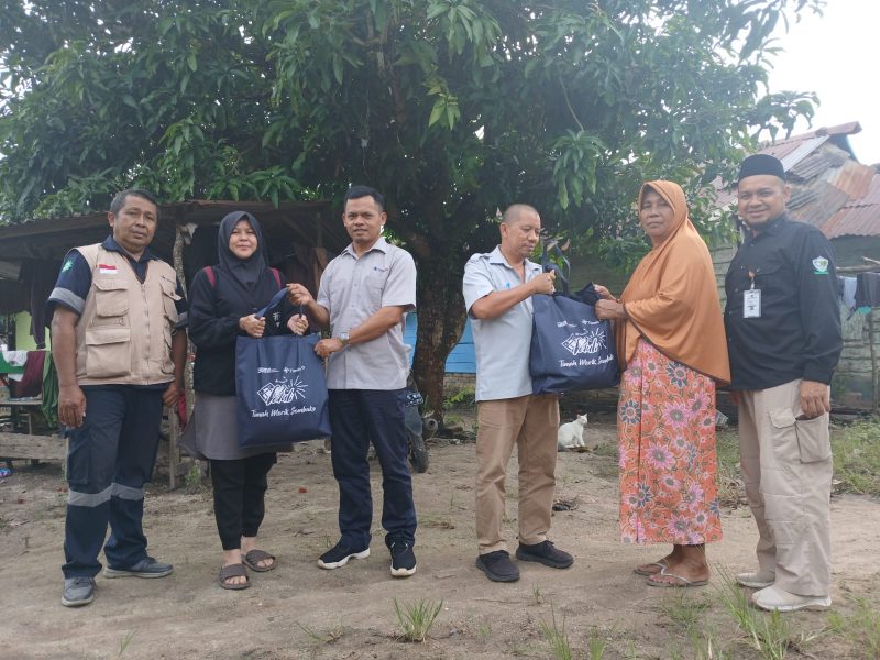 PT Timah Serahkan Paket Sembako kepada korban banjir di Desa Belo Laut | Foto: Zonamu/Humas PT Timah