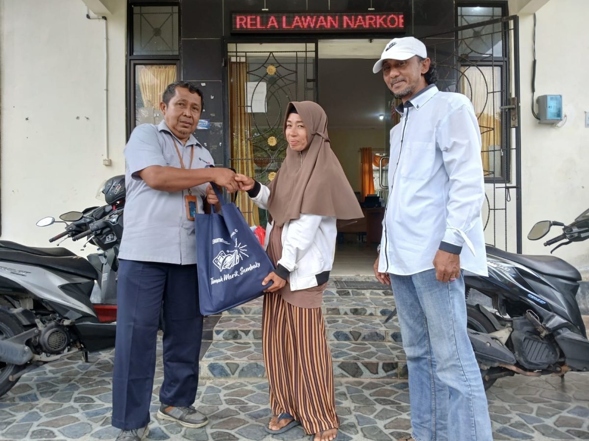 Perwakilan PT Timah saat menyerahkan bantuan sembako kepada korban banjir di Bangka Barat | Foto: Zonamu/Humas PT Timah