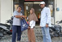 Perwakilan PT Timah saat menyerahkan bantuan sembako kepada korban banjir di Bangka Barat | Foto: Zonamu/Humas PT Timah