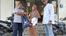 Perwakilan PT Timah saat menyerahkan bantuan sembako kepada korban banjir di Bangka Barat | Foto: Zonamu/Humas PT Timah