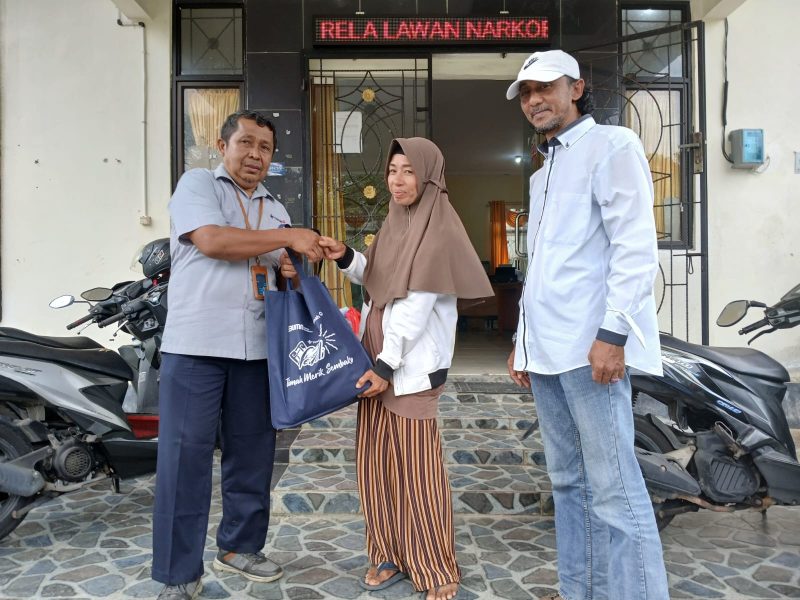 Perwakilan PT Timah saat menyerahkan bantuan sembako kepada korban banjir di Bangka Barat | Foto: Zonamu/Humas PT Timah