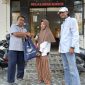Perwakilan PT Timah saat menyerahkan bantuan sembako kepada korban banjir di Bangka Barat | Foto: Zonamu/Humas PT Timah