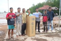 Bantuan alat tangkap ikan diberikan PT Timah kepada kelompok nelayan Sanggedu Desa Beruas | Foto: Zonamu/Humas PT Timah