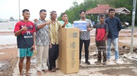 Bantuan alat tangkap ikan diberikan PT Timah kepada kelompok nelayan Sanggedu Desa Beruas | Foto: Zonamu/Humas PT Timah