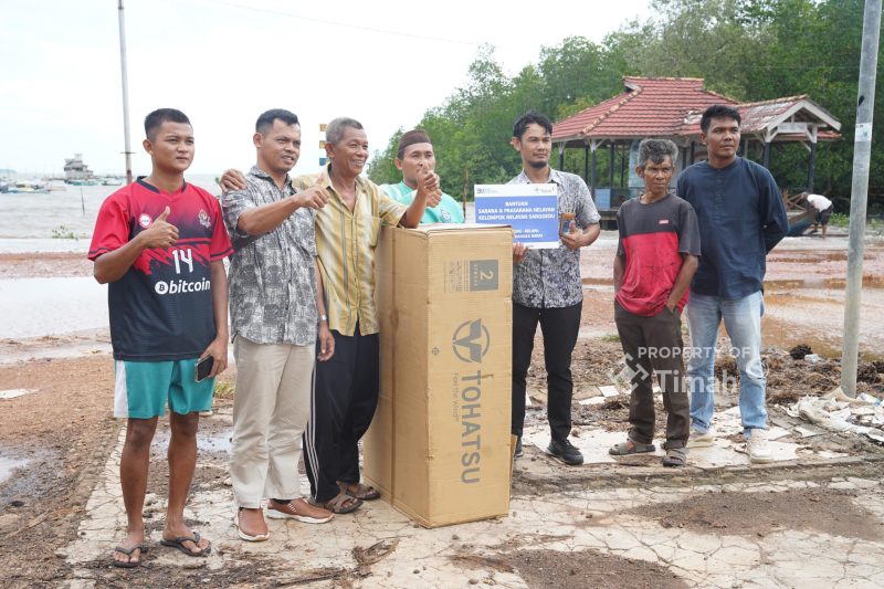 Bantuan alat tangkap ikan diberikan PT Timah kepada kelompok nelayan Sanggedu Desa Beruas | Foto: Zonamu/Humas PT Timah