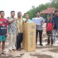 Bantuan alat tangkap ikan diberikan PT Timah kepada kelompok nelayan Sanggedu Desa Beruas | Foto: Zonamu/Humas PT Timah