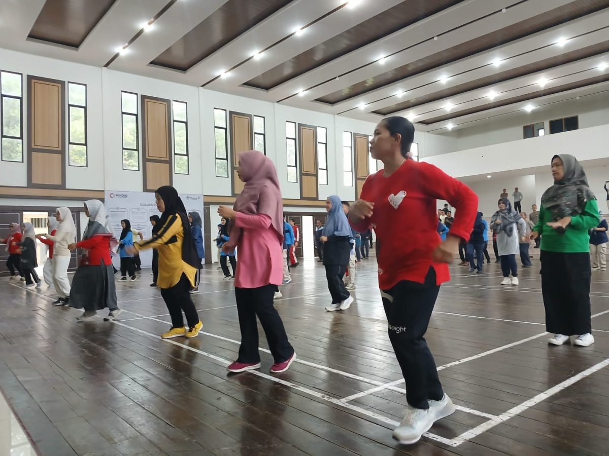 Senam bersama PT Timah dan masyarakat digelar di Wisma Majapahit, dalam rangka Bulan K3 | Foto: Zonamu/Humas PT Timah