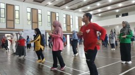 Senam bersama PT Timah dan masyarakat digelar di Wisma Majapahit, dalam rangka Bulan K3 | Foto: Zonamu/Humas PT Timah