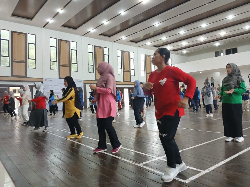 Senam bersama PT Timah dan masyarakat digelar di Wisma Majapahit, dalam rangka Bulan K3 | Foto: Zonamu/Humas PT Timah