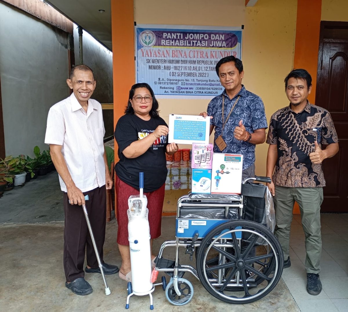 Bantuan alat kesehatan diserahkan PT Timah untuk mempermudah cek kesehatan Lansia | Foto: Zonamu/Humas PT Timah