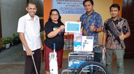 Bantuan alat kesehatan diserahkan PT Timah untuk mempermudah cek kesehatan Lansia | Foto: Zonamu/Humas PT Timah