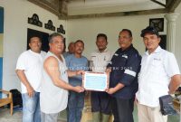 Nelayan Desa Bakit, Bangka Barat terima kado imlek dari PT Timah berupa mesin tempel kapal | Foto: Zonamu/Humas PT Timah