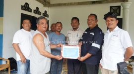 Nelayan Desa Bakit, Bangka Barat terima kado imlek dari PT Timah berupa mesin tempel kapal | Foto: Zonamu/Humas PT Timah