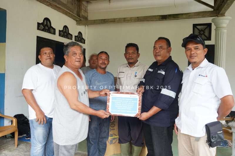 Nelayan Desa Bakit, Bangka Barat terima kado imlek dari PT Timah berupa mesin tempel kapal | Foto: Zonamu/Humas PT Timah