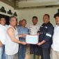 Nelayan Desa Bakit, Bangka Barat terima kado imlek dari PT Timah berupa mesin tempel kapal | Foto: Zonamu/Humas PT Timah
