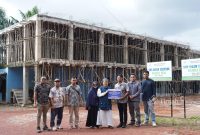 Perwakilan PT Timah menyerahkan bantuan untuk mendukung pendidikan keagamaan di Pondok Pesantren Ma’had Tahfizul Quran Daarul Iman | Foto: Zonamu/Humas PT Timah