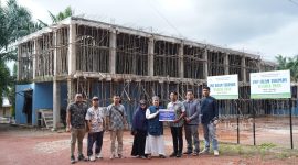 Perwakilan PT Timah menyerahkan bantuan untuk mendukung pendidikan keagamaan di Pondok Pesantren Ma’had Tahfizul Quran Daarul Iman | Foto: Zonamu/Humas PT Timah