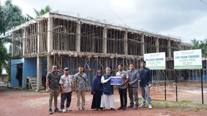 Perwakilan PT Timah menyerahkan bantuan untuk mendukung pendidikan keagamaan di Pondok Pesantren Ma’had Tahfizul Quran Daarul Iman | Foto: Zonamu/Humas PT Timah