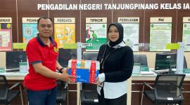 Kasubsi Penuntutan Kejari Karimun, Listakeri Anugerah menyerahkan berkas perkara korupsi dana desa Tanjung Pelanduk ke Pengadilan Tipidkor Tanjung Pinang | Foto: Nichita