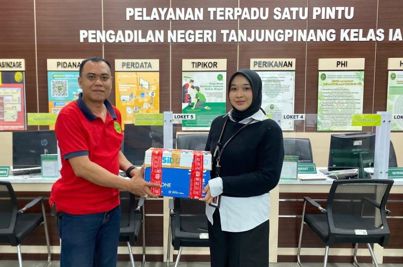 Kasubsi Penuntutan Kejari Karimun, Listakeri Anugerah menyerahkan berkas perkara korupsi dana desa Tanjung Pelanduk ke Pengadilan Tipidkor Tanjung Pinang | Foto: Nichita