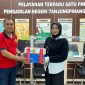 Kasubsi Penuntutan Kejari Karimun, Listakeri Anugerah menyerahkan berkas perkara korupsi dana desa Tanjung Pelanduk ke Pengadilan Tipidkor Tanjung Pinang | Foto: Nichita