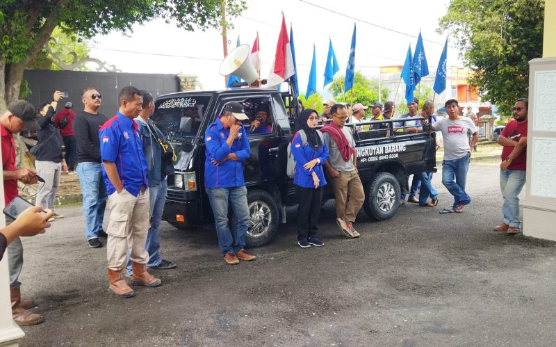 Eks Karyawan PT KG gelar unjuk rasa di depan gedung DPRD Kabupaten Karimun, tuntut uang sagu hati | Foto: Nichita