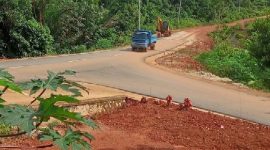 Jalan aspal di Desa Sebele, Kecamatan Belat rusak akibat aktivitas penambangan bauksit PT TAB | Foto: Rian