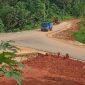 Jalan aspal di Desa Sebele, Kecamatan Belat rusak akibat aktivitas penambangan bauksit PT TAB | Foto: Rian