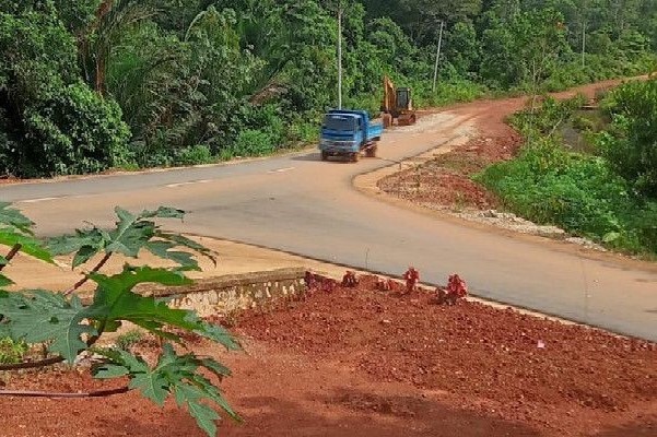 Jalan aspal di Desa Sebele, Kecamatan Belat rusak akibat aktivitas penambangan bauksit PT TAB | Foto: Rian