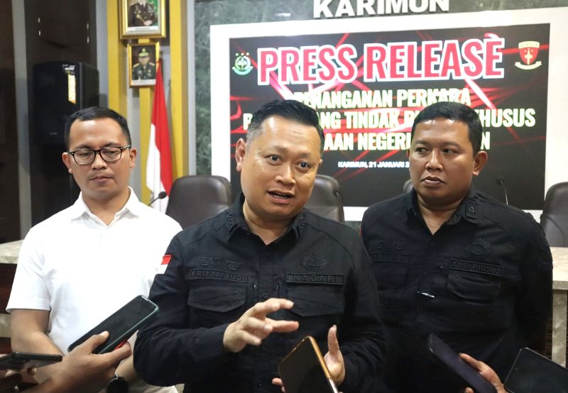 Kajari Karimun, Priyambudi didampingi Kasi Intelijen, Herlambang dan Kasi Pidsus Priandi Firdaus | Foto: Nichita