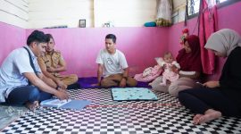 Perwakilan PT Timah saat menyalurkan bantuan biaya pengobatan untuk warga yang tinggal di sekitar perusahaan | Foto: Zonamu/Humas PT Timah