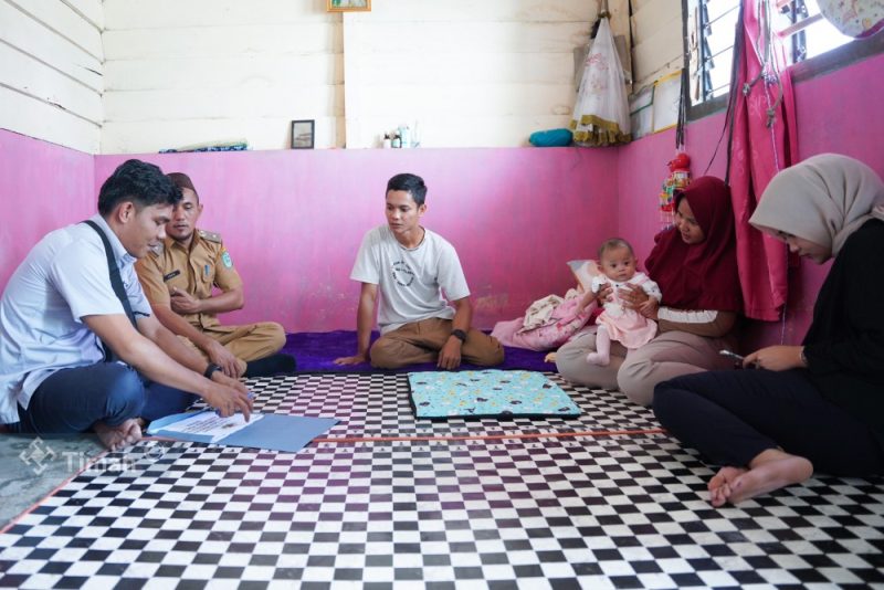 Perwakilan PT Timah saat menyalurkan bantuan biaya pengobatan untuk warga yang tinggal di sekitar perusahaan | Foto: Zonamu/Humas PT Timah