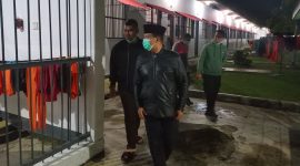 Kepala Rutan Karimun, Arjiunna memimpin pelaksanaan Patroli Keliling kamar hunian Warga Binaan Pemasyarakatan pada, Minggu (12/1/2025) malam | Foto: Nichita