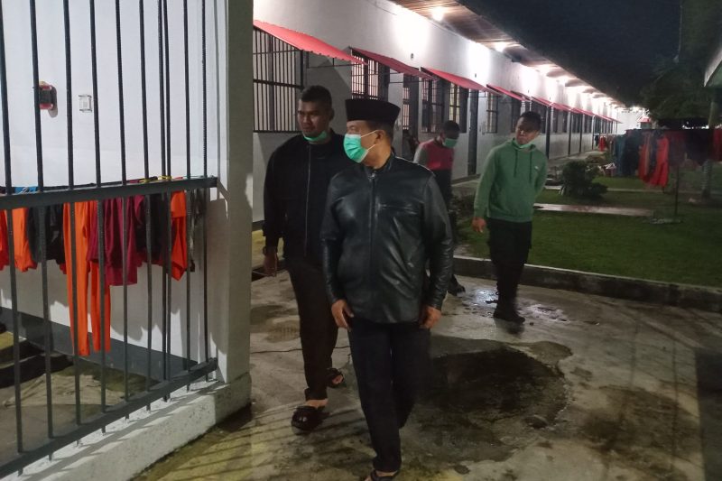 Kepala Rutan Karimun, Arjiunna memimpin pelaksanaan Patroli Keliling kamar hunian Warga Binaan Pemasyarakatan pada, Minggu (12/1/2025) malam | Foto: Nichita
