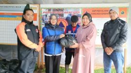 Ketua DPRD Lingga Bantu Warga Terdampak Banjir (Foto : Zonamu/Ist)