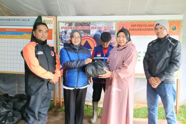 Ketua DPRD Lingga Bantu Warga Terdampak Banjir (Foto : Zonamu/Ist)