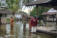 Lurah Dabo Lama saat turun ke lokasi banjir (Foto : Zonamu/Harie)