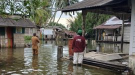 Lurah Dabo Lama saat turun ke lokasi banjir (Foto : Zonamu/Harie)