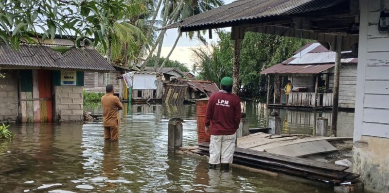 Lurah Dabo Lama saat turun ke lokasi banjir (Foto : Zonamu/Harie)