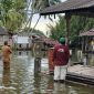 Lurah Dabo Lama saat turun ke lokasi banjir (Foto : Zonamu/Harie)